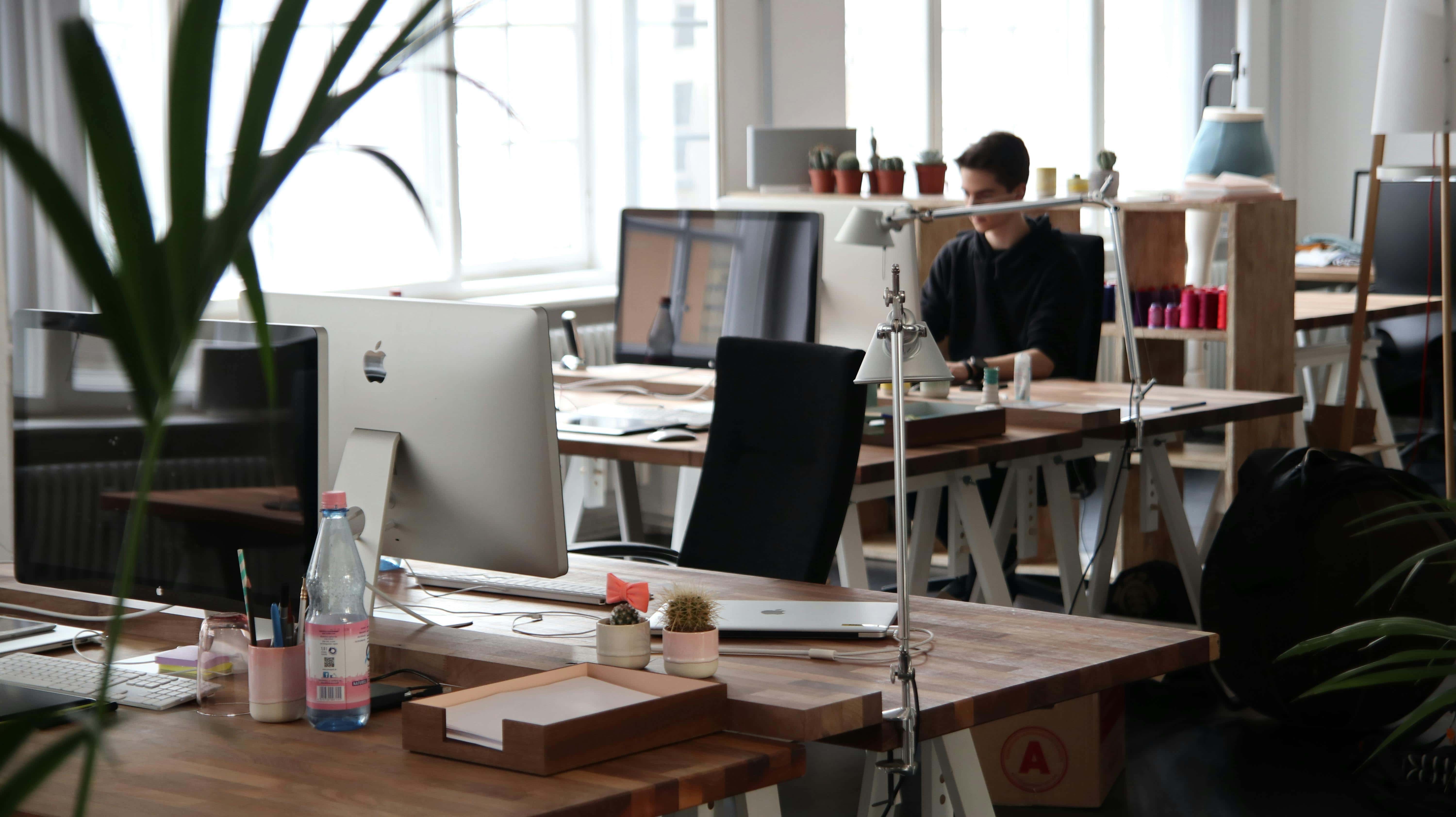 How do you choose an office desk?